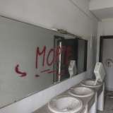 Entriamo. Ci imbattiamo subito nei bagni, o meglio di ci� che resta: in una delle toilette permane per� un grande specchio sul quale qualcuno ha scritto con uno spray rosso la parola �morte�